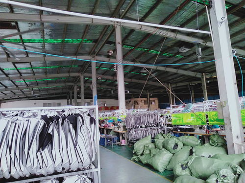 塑料制品厂房如何选择合适的通风降温设备？——兼谈建筑装饰材料销售视角